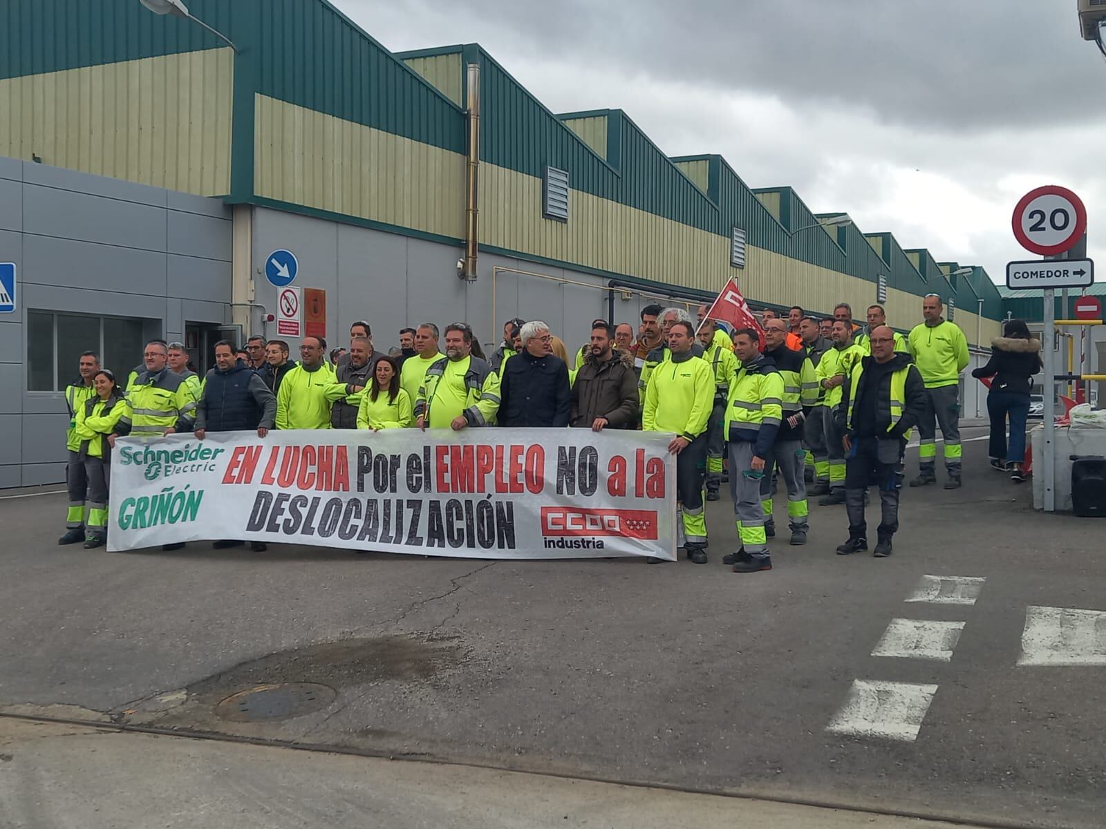 Los trabajadores han parado durante una hora para luchar por sus puestos laborales