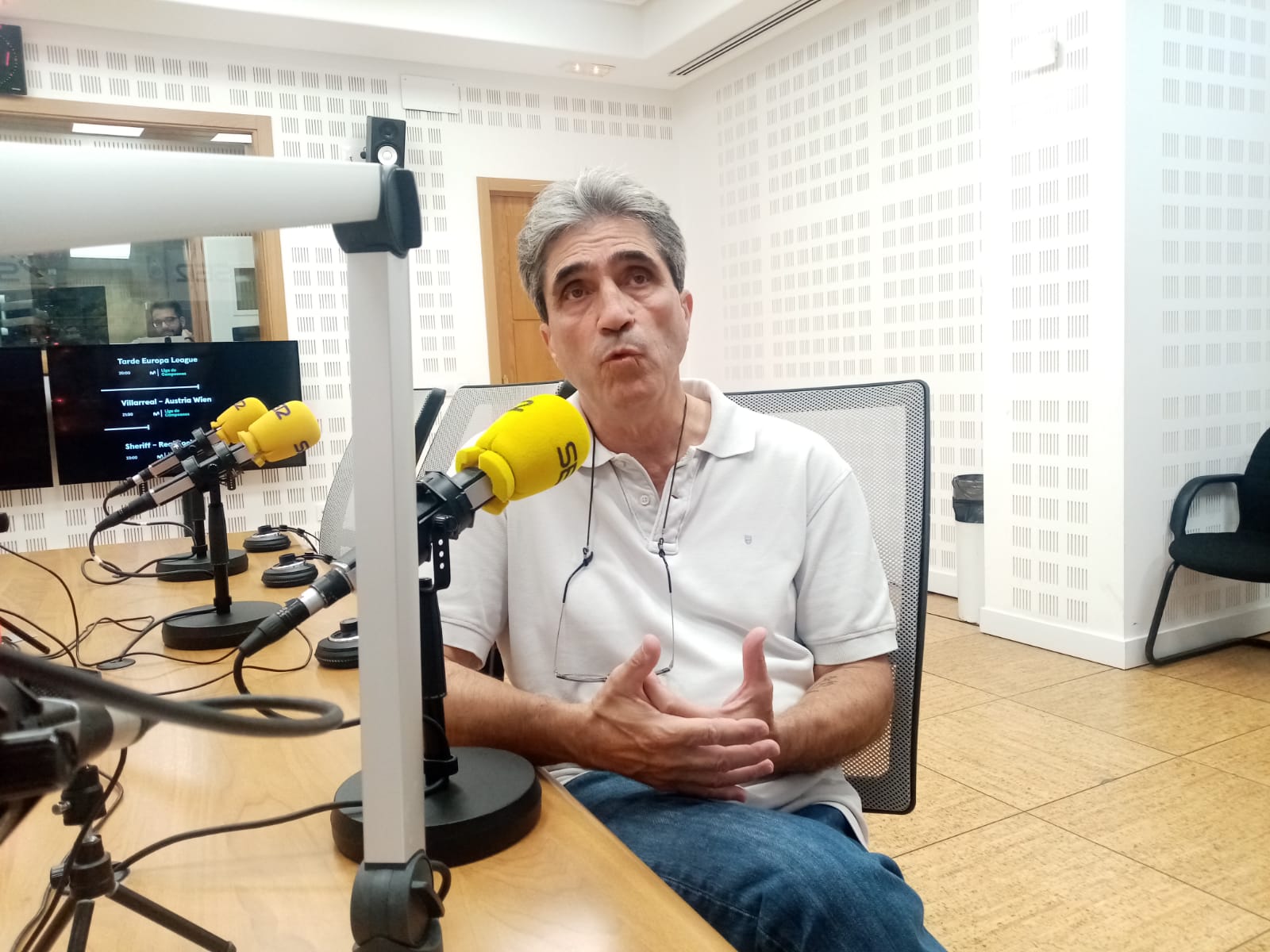 El maestro Emilio Muñoz ante el micrófono de Radio Sevilla