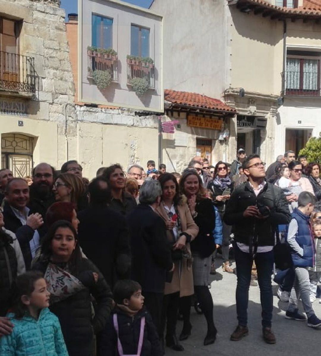 Miembros de las candidaturas del PP al Congreso y al Senado acompañados por la exministra de Sanidad y candidata al Parlamento Europeo, Dolors Monserrat, han aparovechado pra contemplar los ensayos de la Bajada del Ángel en su visita electroal a Aranda