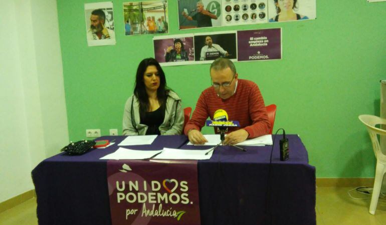 Momento de la rueda de prensa de Ganemos, Antonio Sánchez (a la derecha)