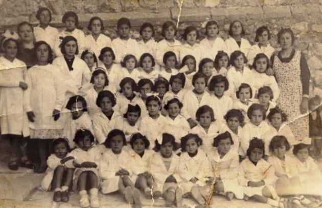 Maestras y sus alumnas en Torrubia del Campo (Cuenca) en 1934. Dos de las maestras fueron purgadas.