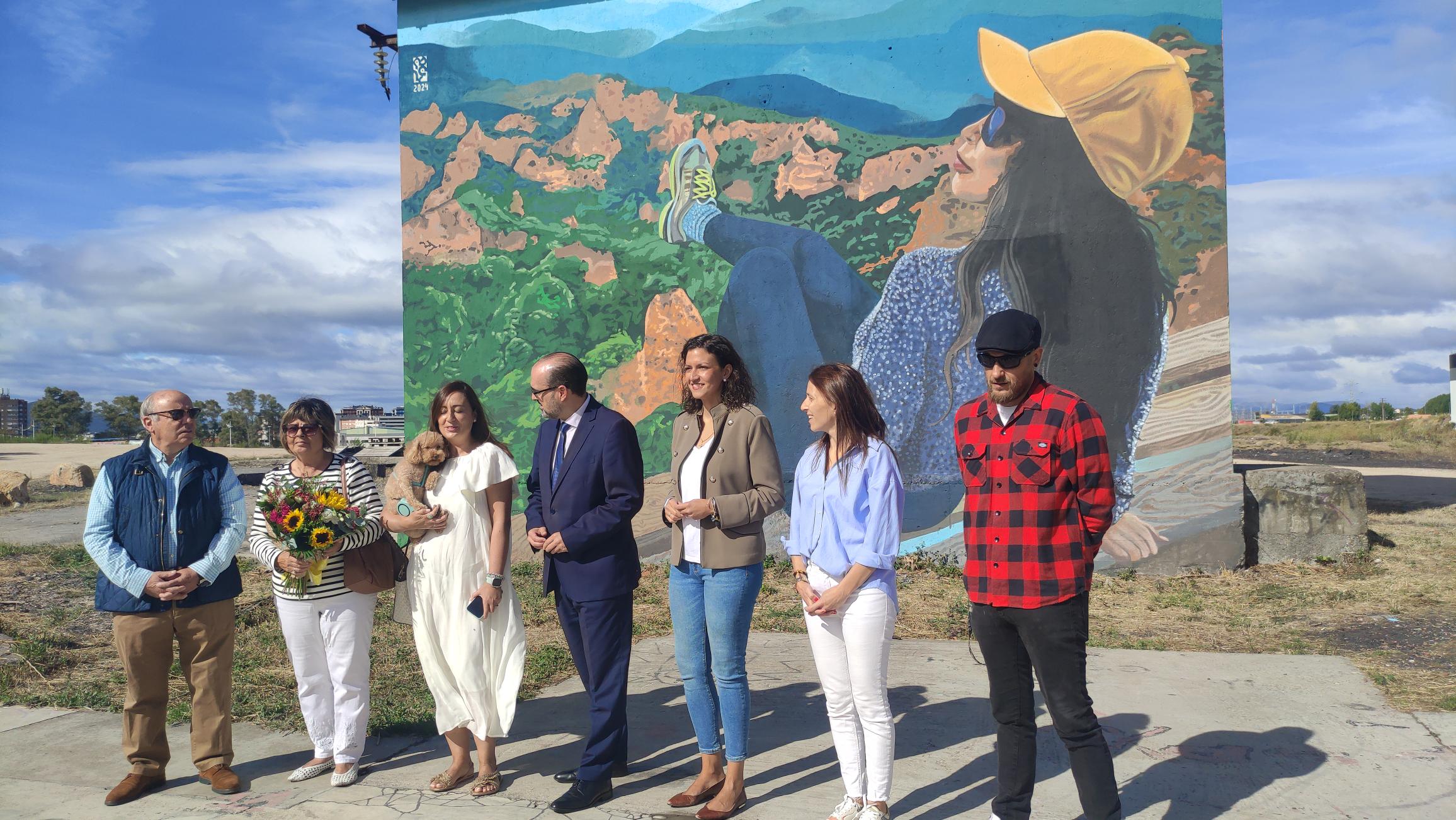 Los padres y la hermana de Mónica Domínguez, el alcalde, Marco Morala, las concejalas Lidia Coca y Eva González y el artista Asier Vera