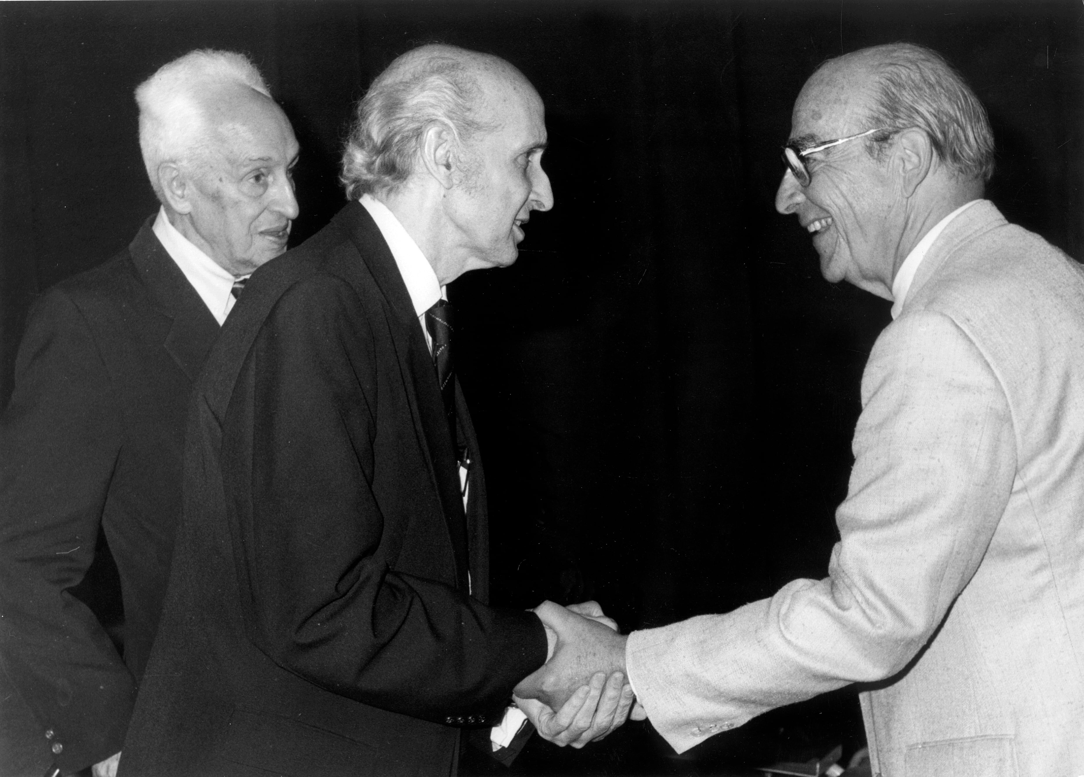 Oviedo, 1990. El bioquímico Santiago Grisolía (c), premio Príncipe de Asturias 1990 de Investigación Cientifica y Técnica, dialoga con el Nobel de medicina Arthur Kornberg, en presencia de Severo Ochoa (iz), durante el simposio organizado por las fundaciones Principado de Asturias y Ramón Areces, como homenaje al científico asturiano con motivo del XXX aniversario de la concesión del Nobel