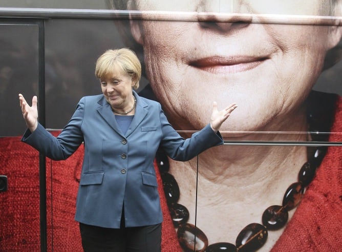 Angela Merkel, posa delante de su autobús durante un acto de campaña electoral en Berlín