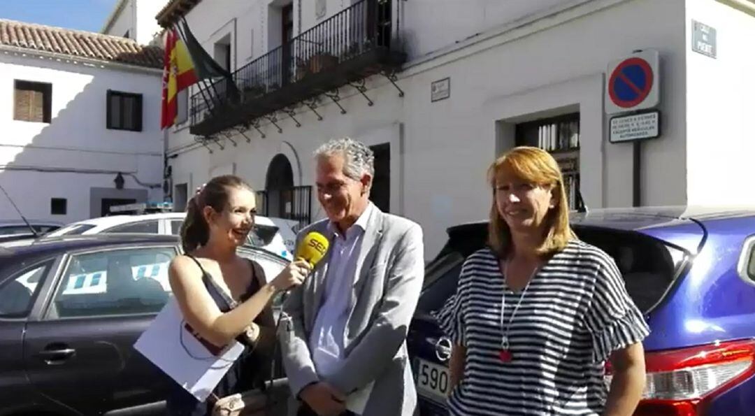 Beatriz San José junto con el alcalde de Villaviciosa de Odón José Luis Pérez Viu y la responsable de la Oficina de Turismo. 