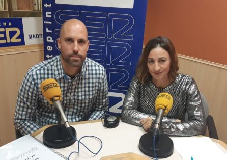 Olga Esteban, coordinadora jefe de Deportes del ayuntamiento de Getafe, y Carlos Núñez, promotor de la actividad, en los estudios de la radio.