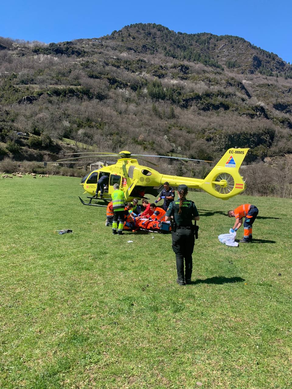 Los equipos de emergencia atendiendo al joven de 20 años herido grave.