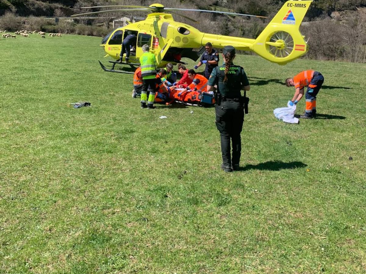 Herido grave un joven de 20 años tras volcar su tractor en una pista forestal de San Juan de Plan