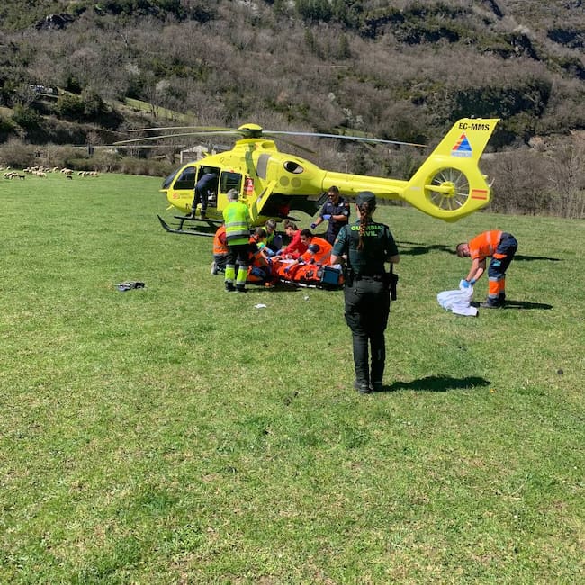 Los equipos de emergencia atendiendo al joven de 20 años herido grave.