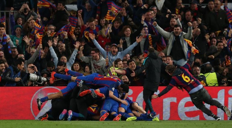 Los jugadores del Barcelona celebran el gol de Sergi Roberto en el Camp Nou