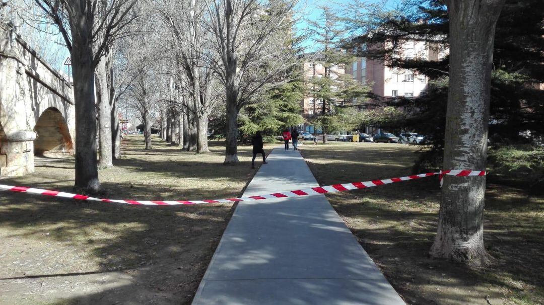 Paseo acordonado para evitar riesgos