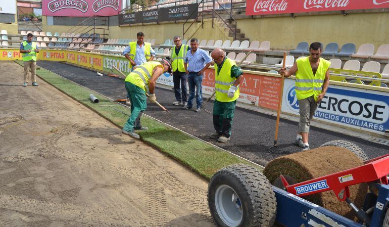 La col·locació de la nova gespa ha començat aquest dimarts.