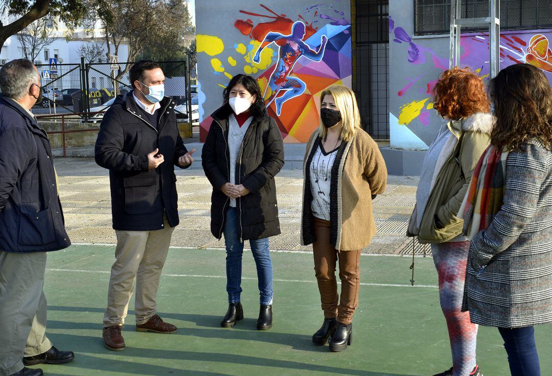 La alcaldesa visita la zona deportiva 