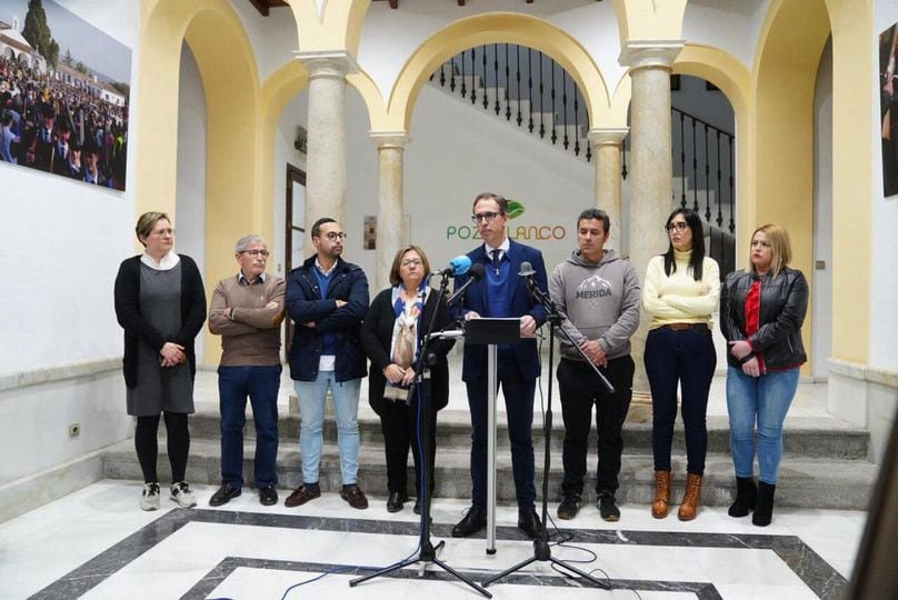 El alcalde de Pozoblanco, Santiago Cabello, junto a parte de su equipo de gobierno (Ayuntamiento de Pozoblanco)