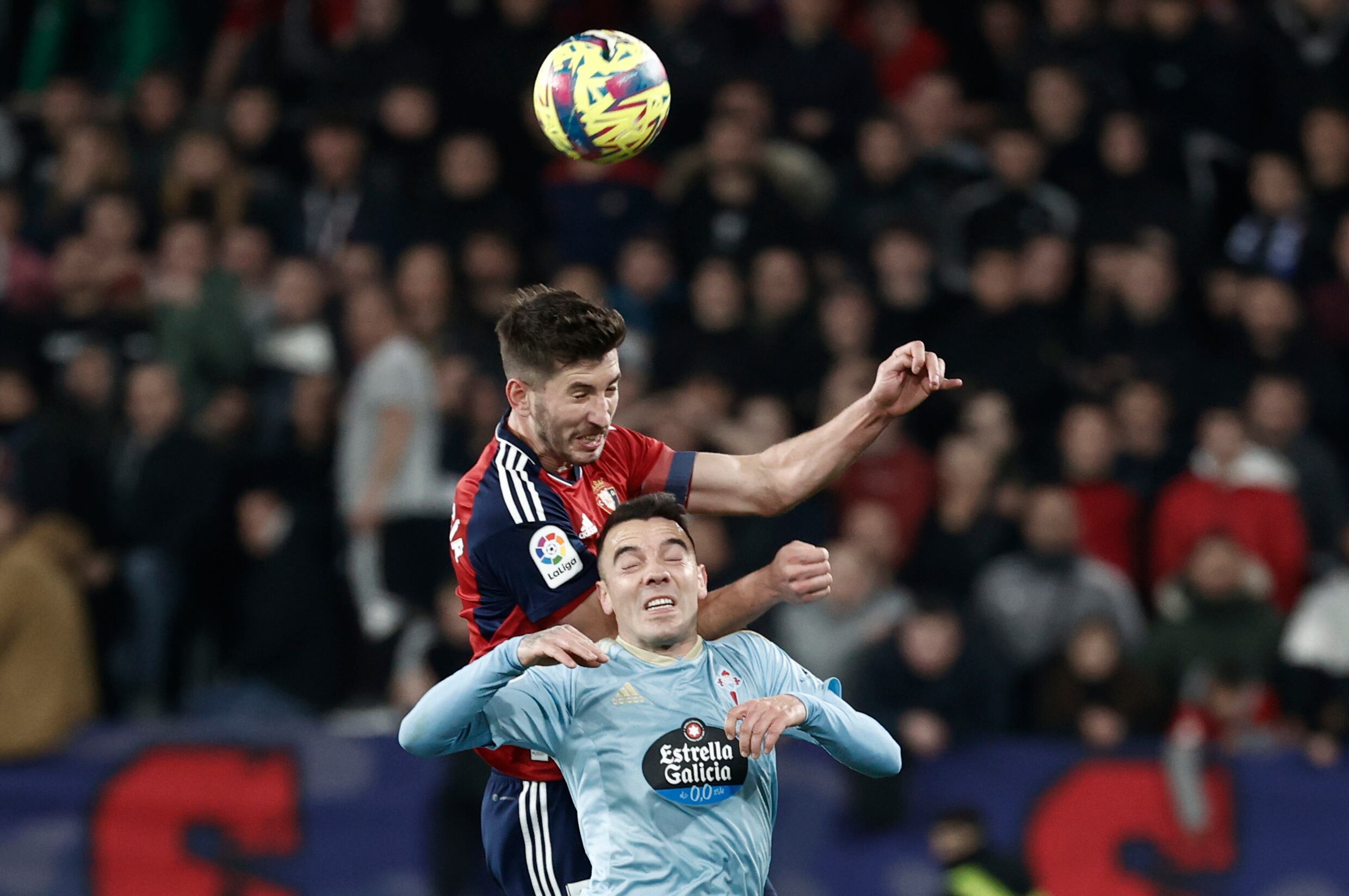 PAMPLONA, 06/03/2023.- El centrocampista de Osasuna, Jon Moncayola (i), disputa el balón ante el delantero del Celta, Iago Aspas, durante el encuentro correspondiente a la jornada 24 de primera división disputado hoy lunes en el estadio El Sadar de Pamplona. EFE / Jesús Diges.
