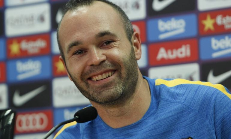 Andrés Iniesta, durante la rueda de prensa que ofreció antes del entreno realizado por la plantilla blaugrana para preparar el partido que disputarán el próximo sábado ante el Real Madrid en el Santiago Bernabéu.