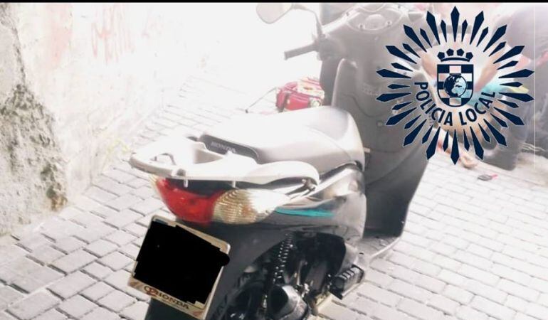 El detenido tuvo un accidente al huir de la Policía Local con una scooter.