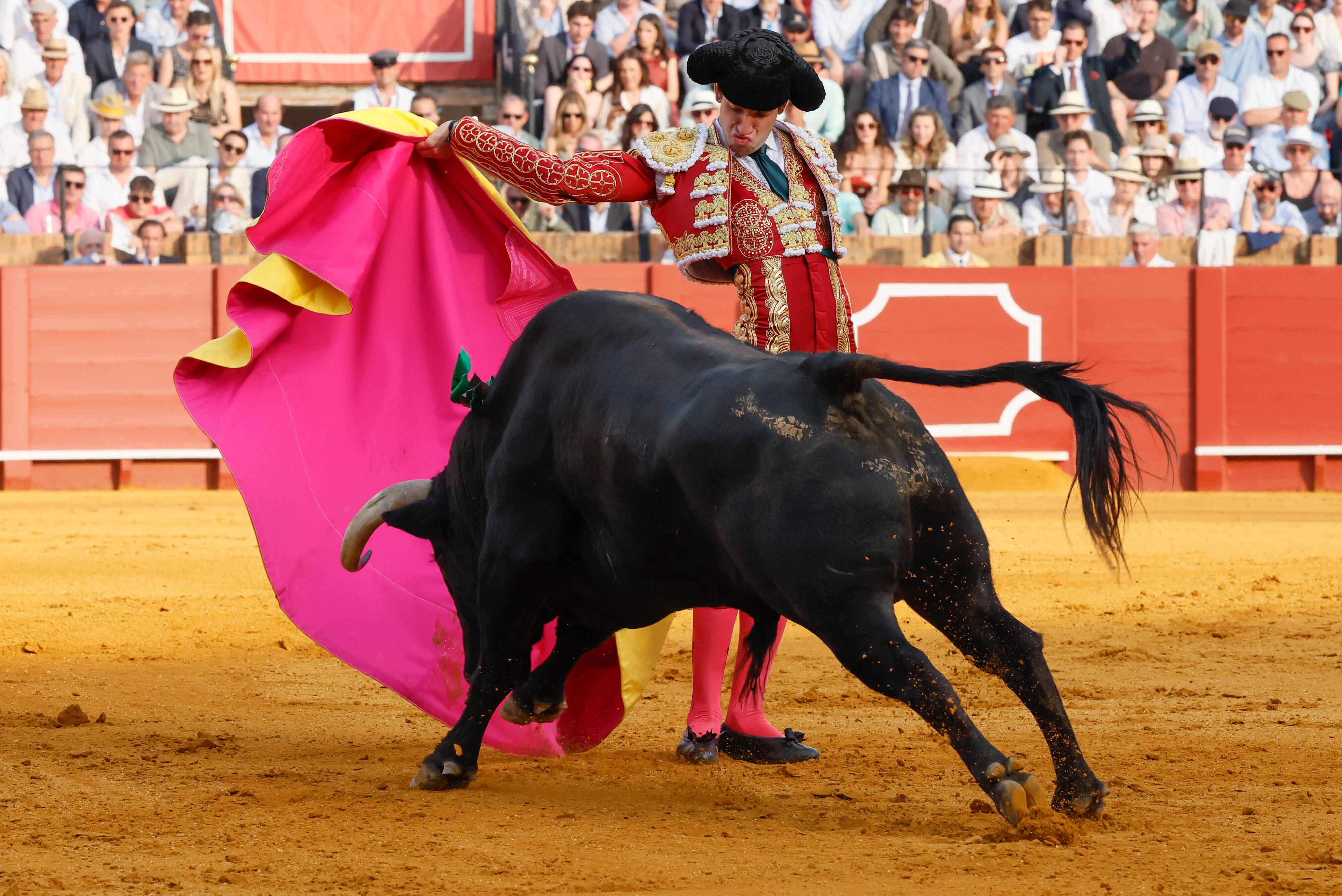 SEVILLA, 16/04/2026.- El diestro Víctor Hernández da un pase durante la lidia de su primer toro durante el festejo de la Feria de Abril celebrado este jueves en La Maestranza. EFE/José Manuel Vidal