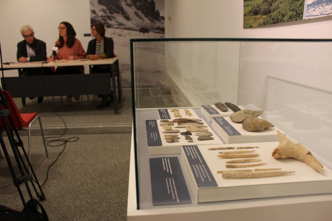 Vitrina con restos arqueológicos de la nueva exposición. Al fondo: Iñaki García Camino, director del Museo Arkeologi de Bizkaia, Juncal Eizaguirre, delegada de Cultura y Cristina Aguirre, directora del Museo Oiasso. 