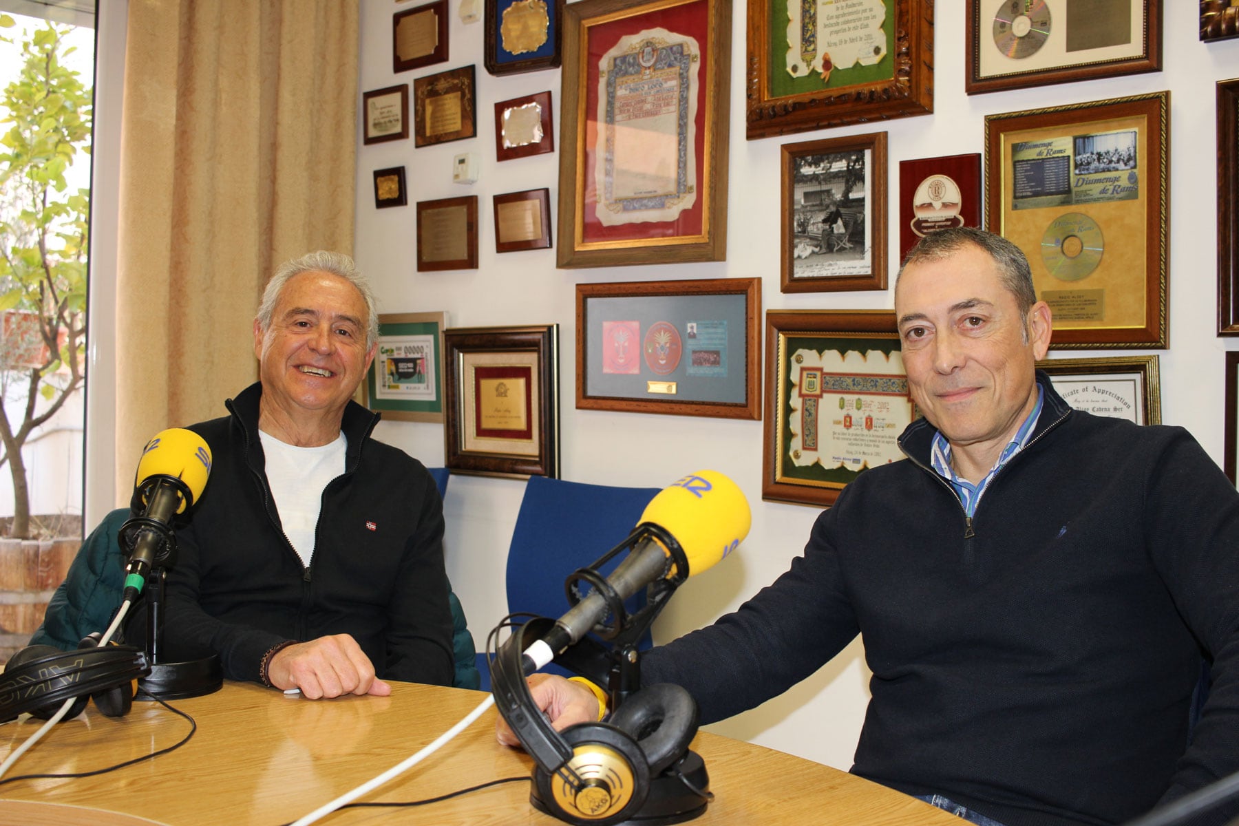 Eugenio Pascual y José Albero, en el estudio central de Radio Alcoy