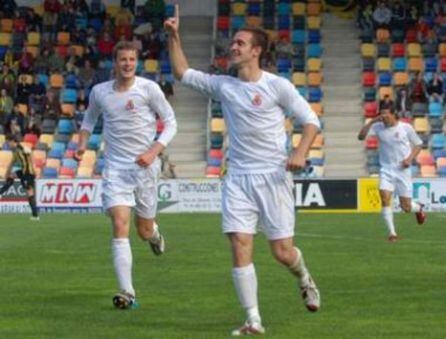 Cascón celebra junto a Oriol Riera uno de sus goles con el primer equipo