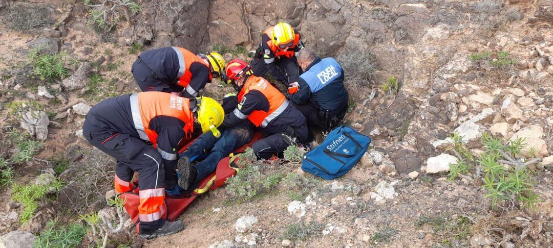 El varón se precipitó desde tres metros de altura en un barranco en el municipio de Teguise. 