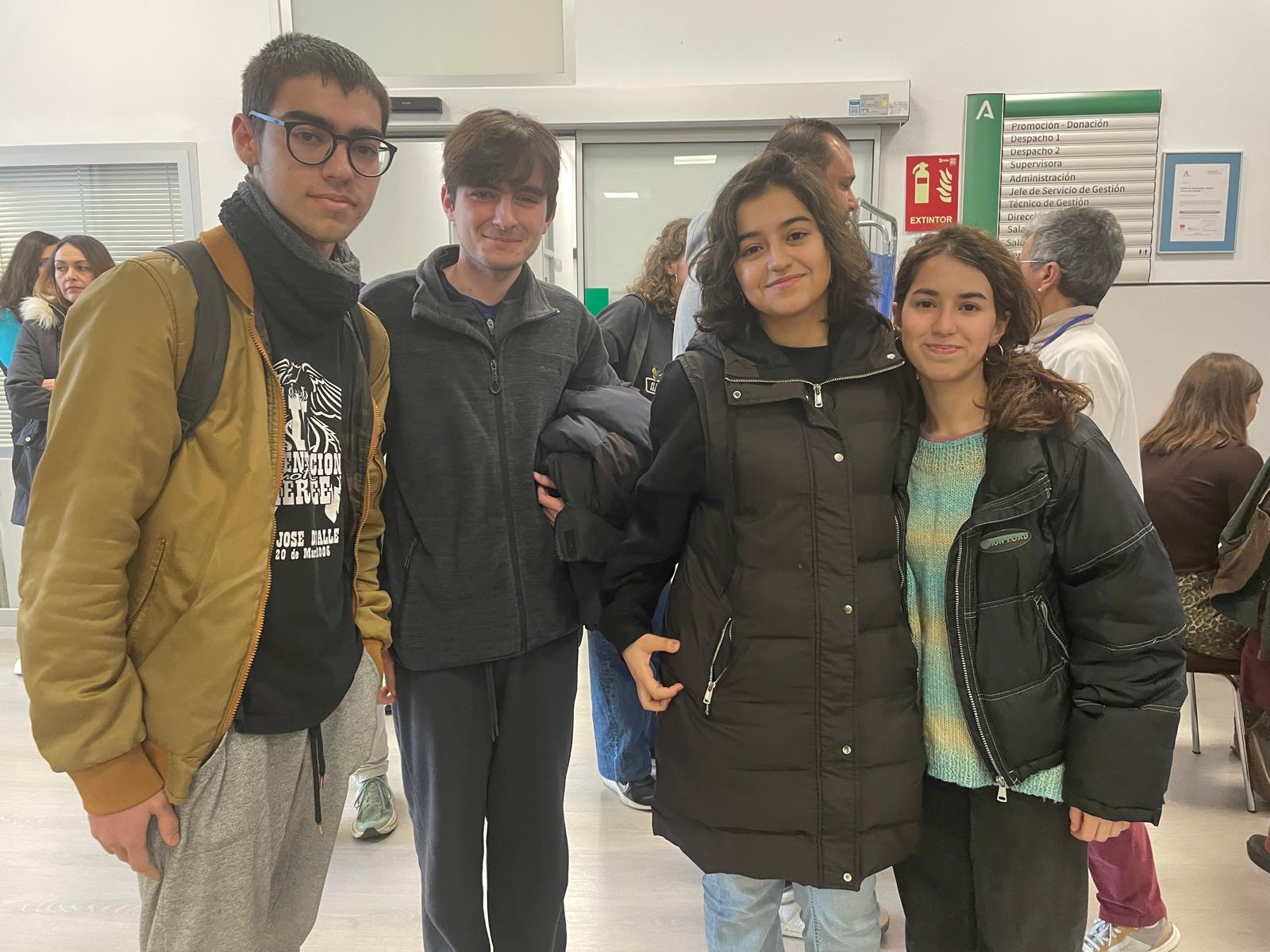 Eloy, José Antonio, Abigail y su hermana acuden a donar sangre tras el accidente de trenes de Adamuz