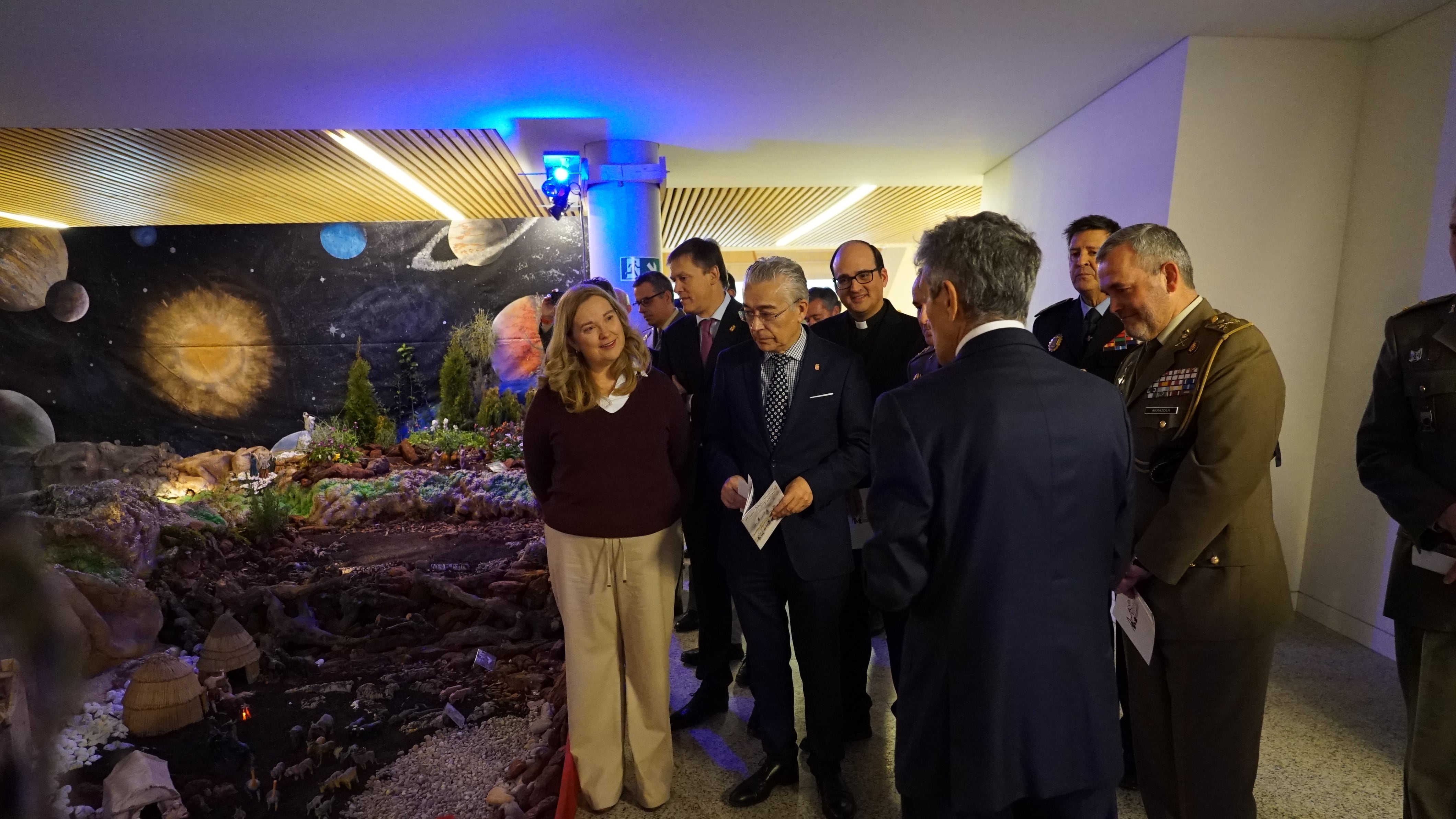 La alcaldesa Ayala y el delegado de la Junta en Burgos, Roberto Sáiz, reciben las explicaciones de los responsables militares sobre el montaje del Belén de este año