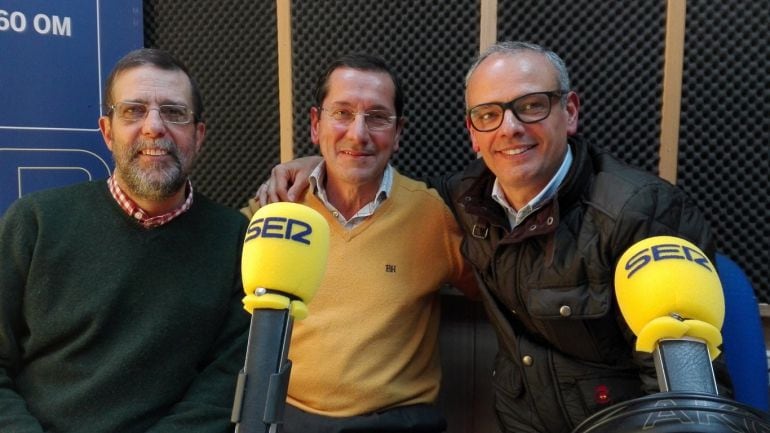 Antonio Peralta (en el centro) junto a otros tertulianos de Radio Algeciras