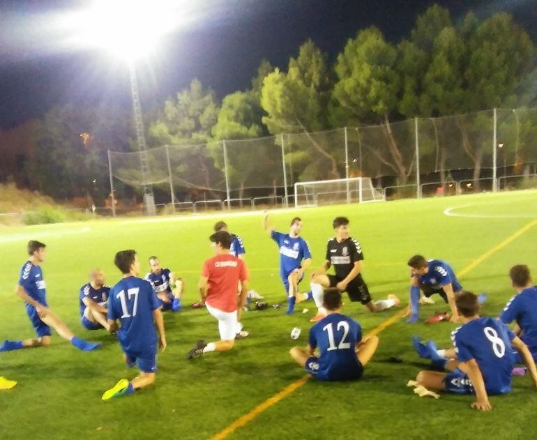 Los jugadores del Madridejos estiran sobre el césped del Anexo