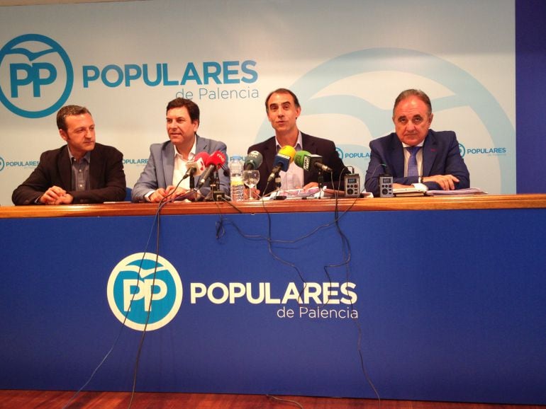 César Antón junto a dirigentes y candidatos populares