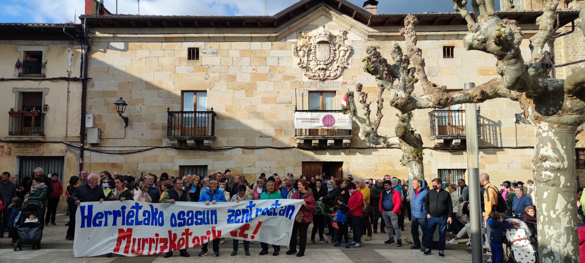 Vecinos de Araia se concentraron en la plaza de la localidad para exigir que se recupere la atención del centro de salud