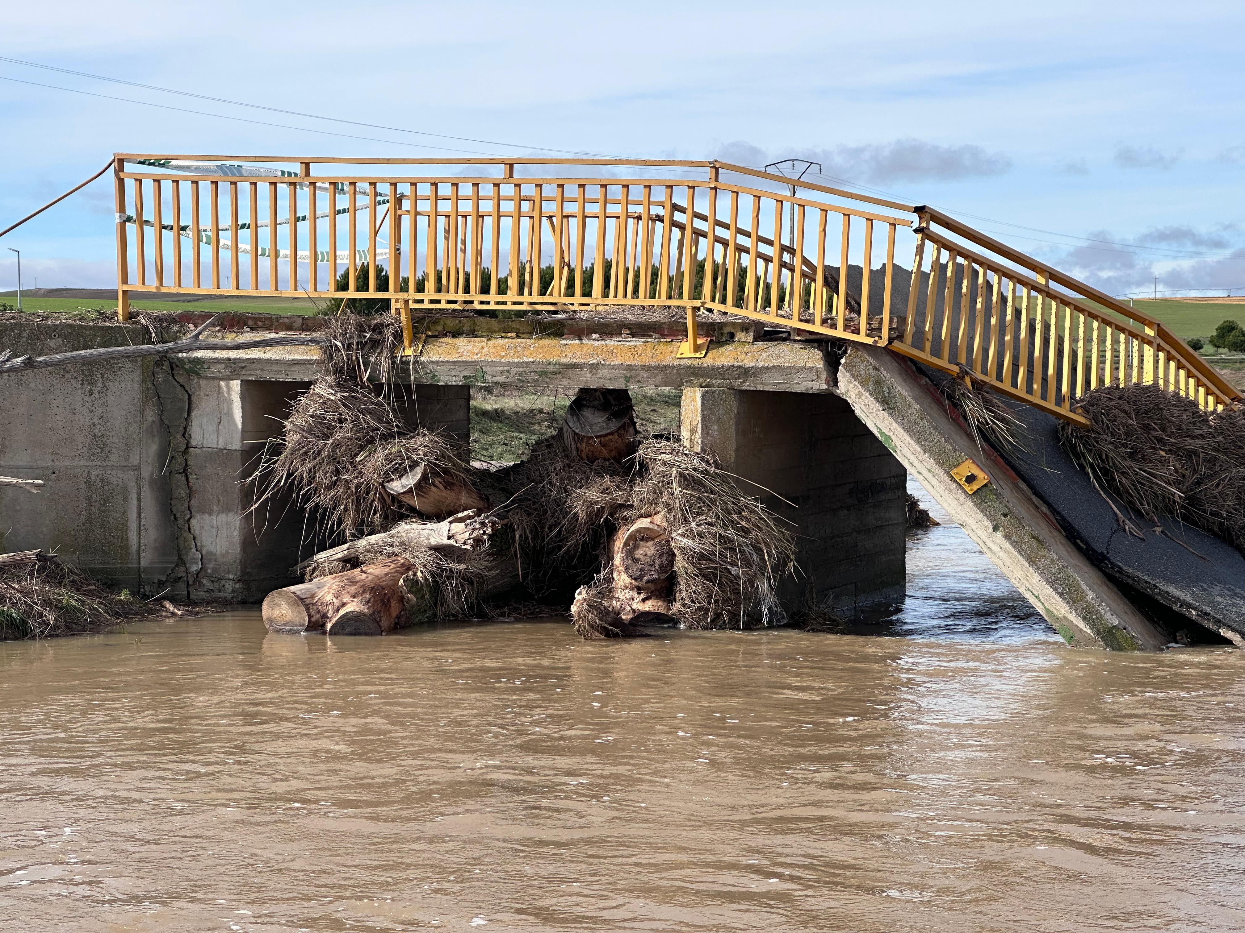 La crecida del río Zapardiel se ha llevado un puente en Cisla