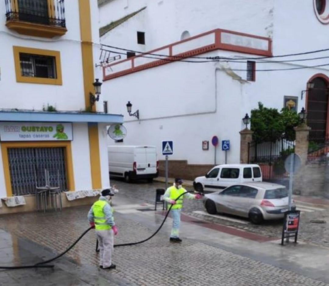 Operarios municipales desinfectan las calles de la localidad 