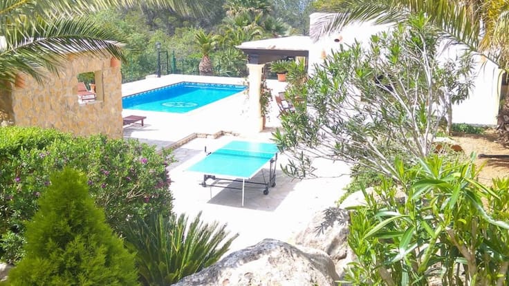 Los sectores del ocio y la vivienda vacacional creen que el decreto del Govern "llega tarde"