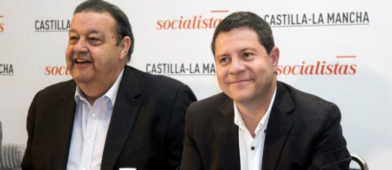 Jesús Fernández Vaquero, secretario de Organización del PSOE de Castilla-La Mancha (izquierda) y Emiliano García-Page, presidente regional y secretario general del PSOE en la comunidad (derecha)