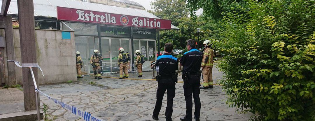 Bomberos de A Coruña entran en el local El Remanso tras un incendio