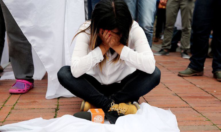 Colombianos reaccionan tras escuchar los resultados del plebiscito del domingo 2 de octubre de 2016, en Bogotá (Colombia)