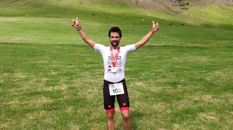 Juan López posa con la medalla que le acredita como participante que acabó el Challenge Ice de Islandia