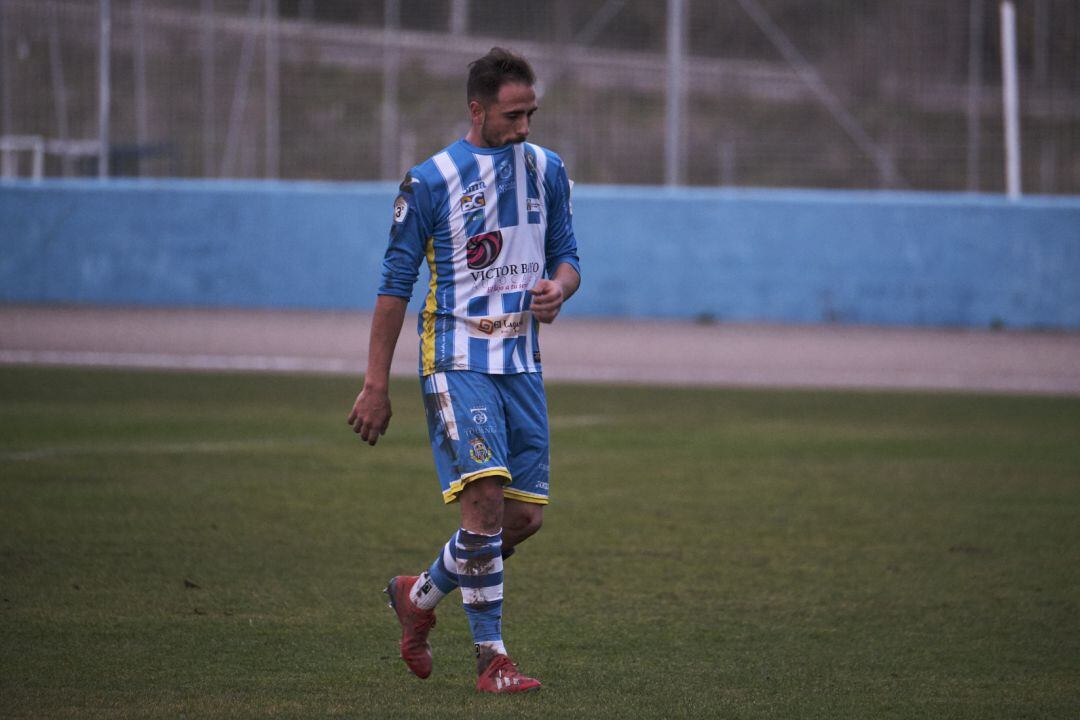 El centrocampista arandino, cabizbajo tras lesionarse ante el Mirandés B.