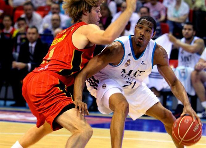 El alero norteamericano del Real Madrid Tremmell Darden controla el balón ante el escolta del CAI Zaragoza Jon Stefansson durante el tercer partido correspondiente a la eliminatoria de semifinales por el título de la Liga Endesa en el que se han impuesto 