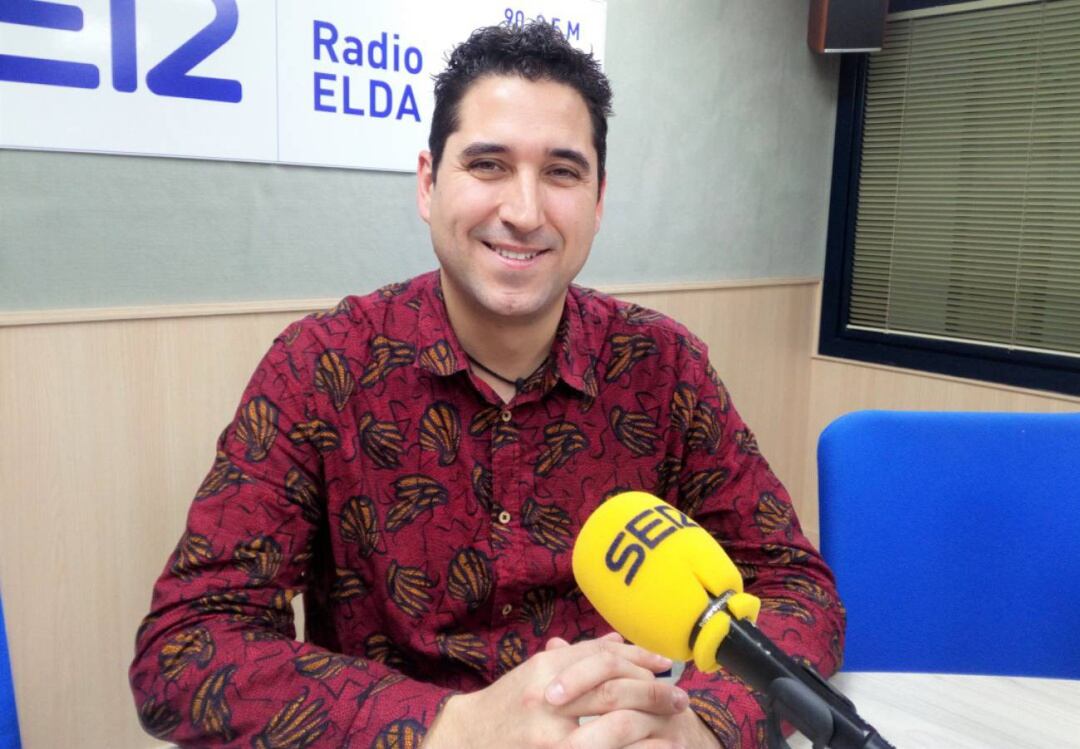 Óscar Navarro en foto de archivo en el estudio de Radio Elda SER