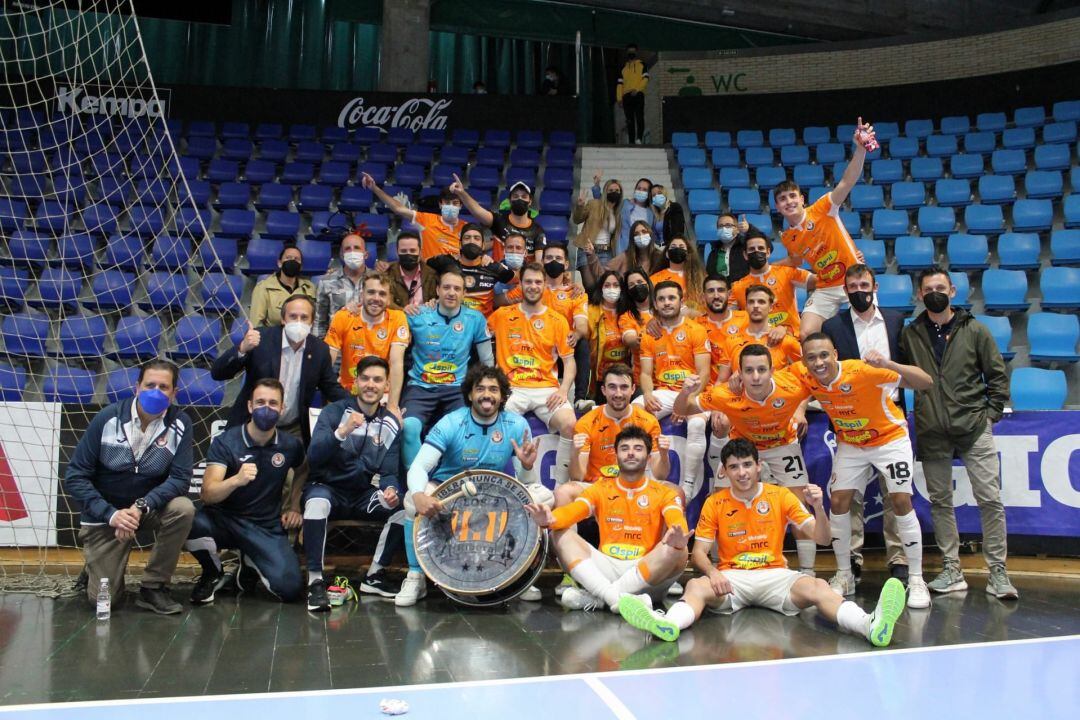 El Aspil Jumpers celebrando la permanencia con su afición desplazada a Pamplona desde Tudela 