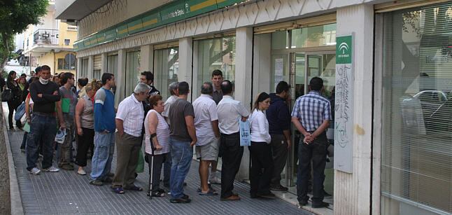 Desempleados haciendo cola ante las oficinas públicas de búsqueda de empleo