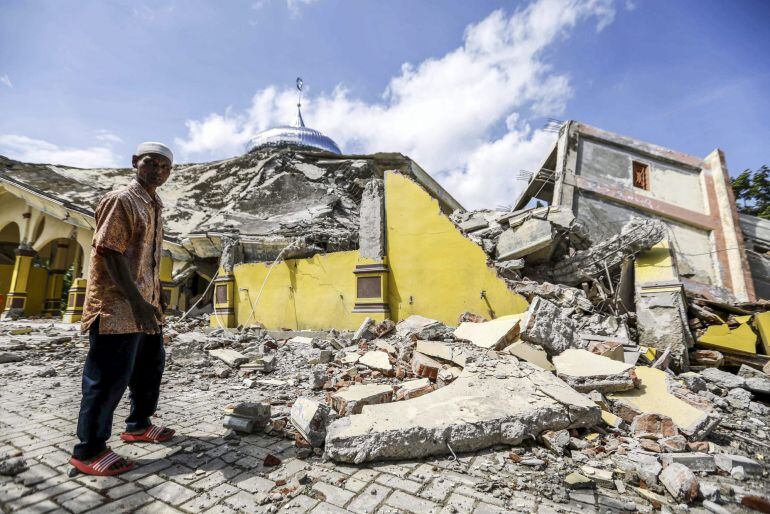 Un ciudadano indonesio inspecciona una mezquita destruída tras el terremoto