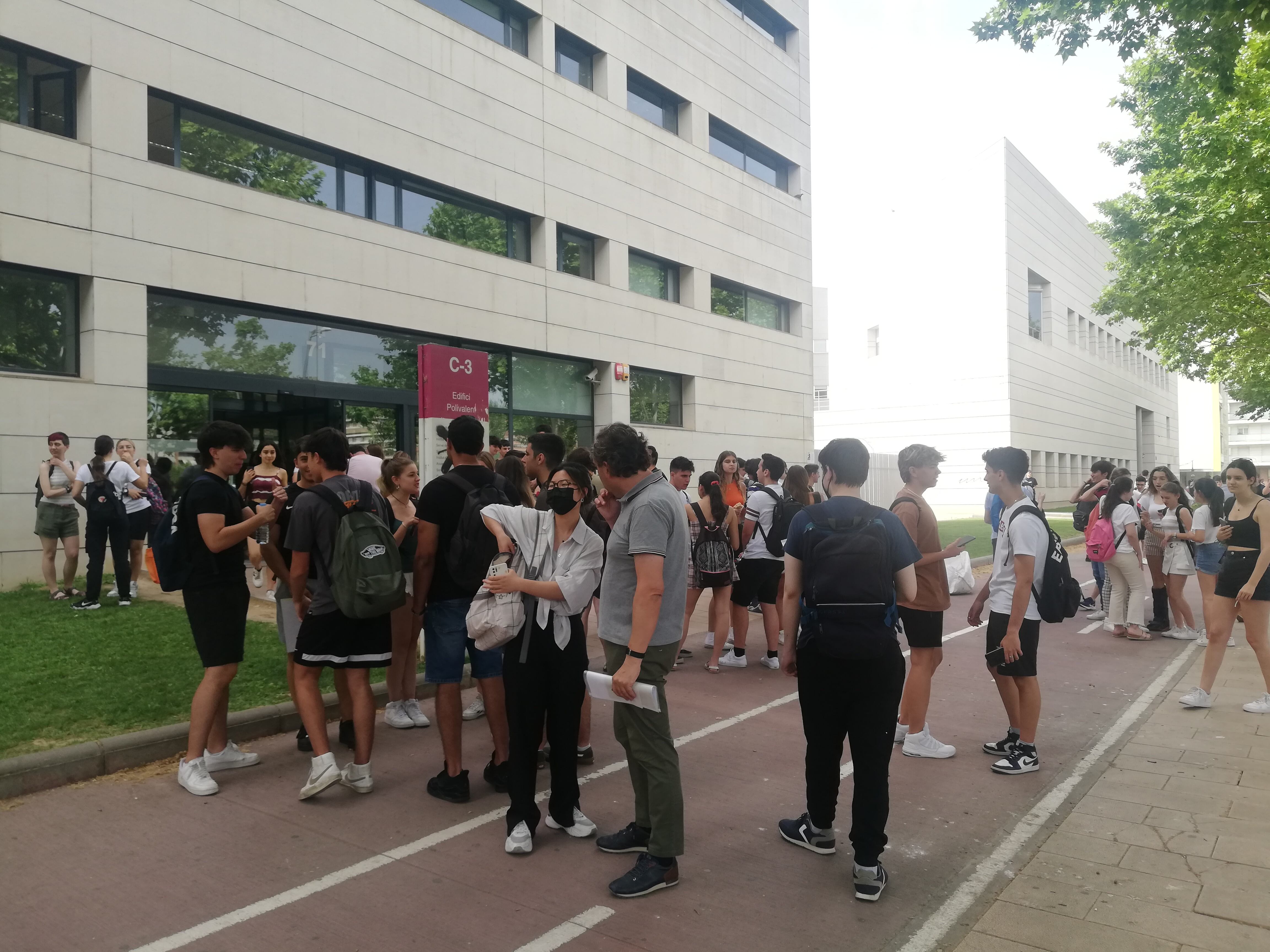 En general, nois i noies que sortien de diferents tribunals al Campus de Cappont i que pertanyien a diferents instituts de Lleida sortien satisfets de com els havia anat la prova. Foto: Ràdio Lleida.