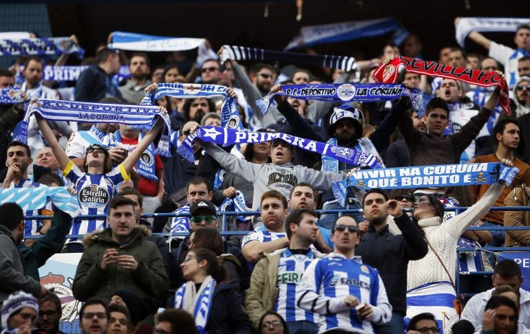 Varios aficionados del Deportivo de la Coruña en el estadio Vicente Calderón 