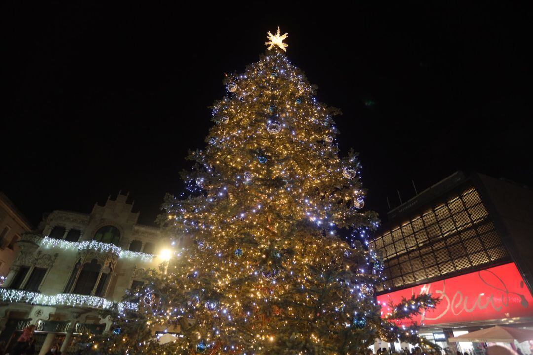 Arbre de Nadal a la plaça Mercadal de Reus