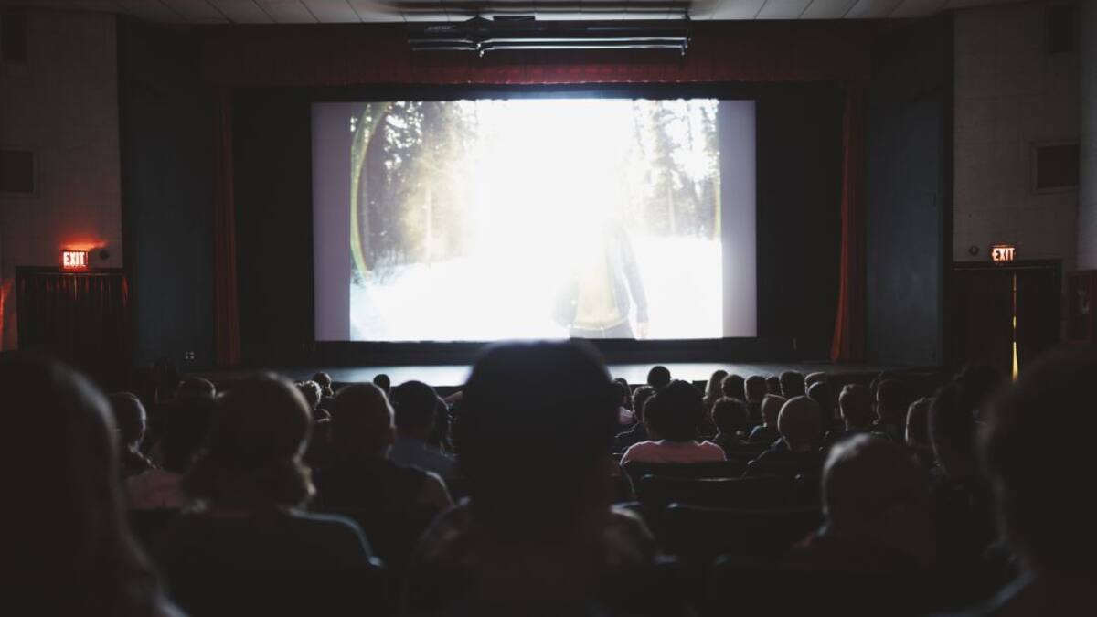 El único farero de la Luna ha llegado a España y trabaja en un cine