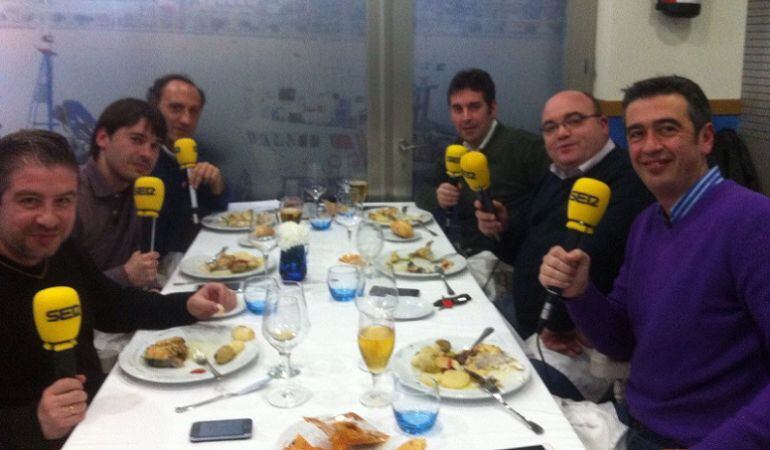 De izquierda a derecha, Fran Ronquillo, Miguel Ángel Chazarri, Santi Ortega, Florencio Ordóñez, Javier León y Manolo Aguilar, en una de las mesas del restaurante El Pesquero